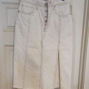 FREE PEOPLE WHITE JEAN SKIRT. NWT, SIZE 25🦢